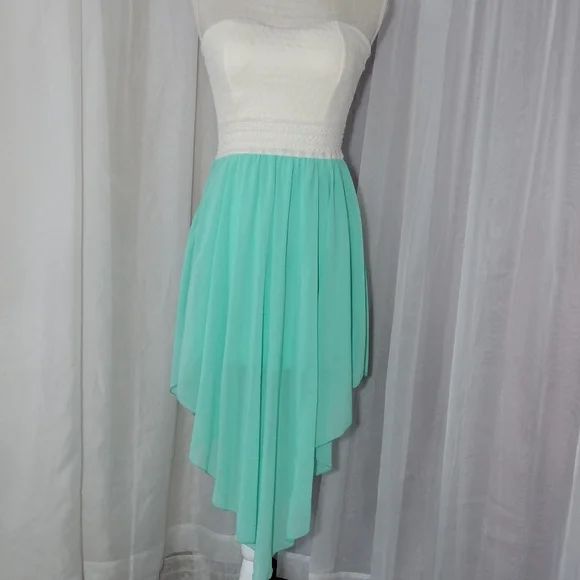 Beautiful Rue 21 Strapless Dress. Size S